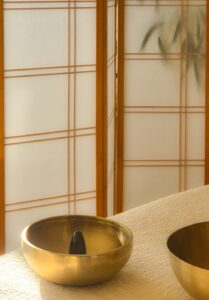 klankschalen op een massage tafel